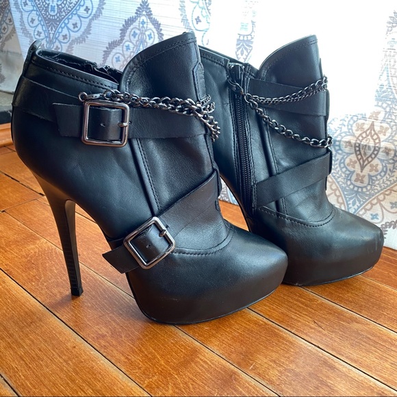 Bakers Shoes - Bakers Chelsee Leather Chain Detail Heeled Booties